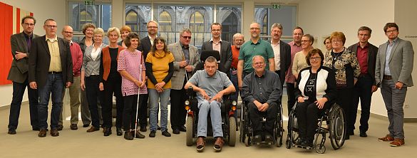 Gruppenfoto des Temporaerer Expertinnen- und Expertenkreis.  Das Bild wurde im Oktober 2014 in der Mittelhalle der Bremischen Buergerschaft aufgenommen.