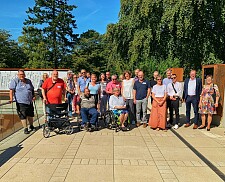 Gruppenfoto der Reisegruppe auf dem Gelände der Stiftung Alsterdorf