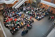 Vollbesetze Lichthalle im Kwadrat. Agnes Wichert spricht ein Grußwort.