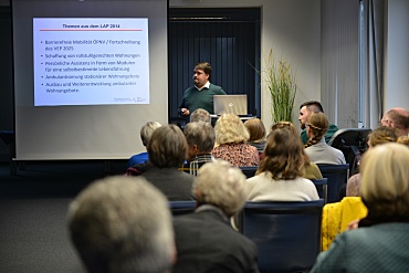 Jan Brüning stellt im Raum Hanse im Kwadrat die Arbeitsgruppe Mobilität / Bauen, Wohnen und selbstbestimmte Lebensführung vor.