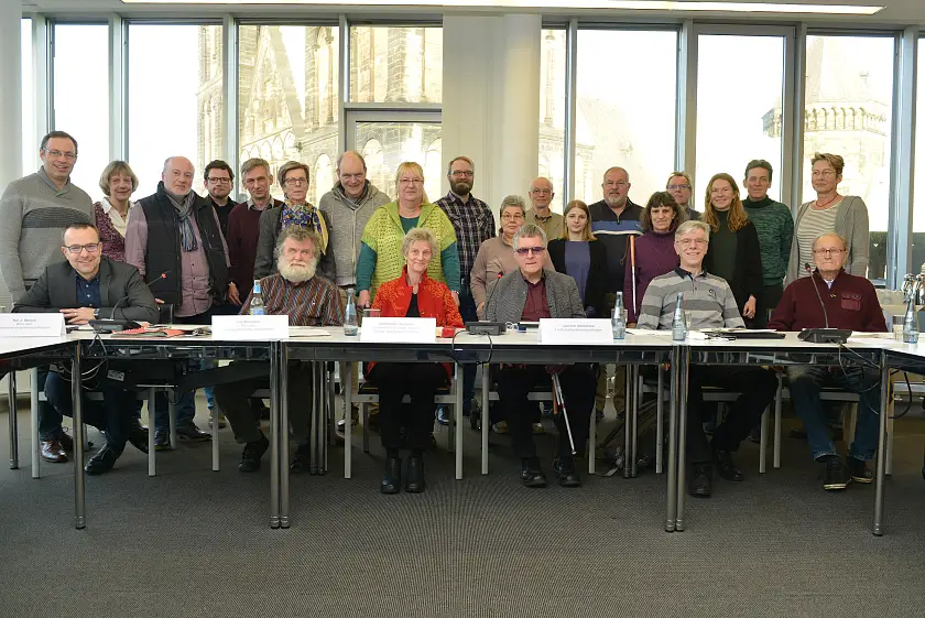 Gruppenfoto des Landesteilhabebeirats. Das Foto wurde im Raum 301 im Boersenhof A aufgenommen.