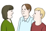 Auf dem Bild stehen drei Personen zusammen. Eine Person hat den Mund geöffnet und spricht. Die beiden anderen schauen Sie an und hören ihr zu.